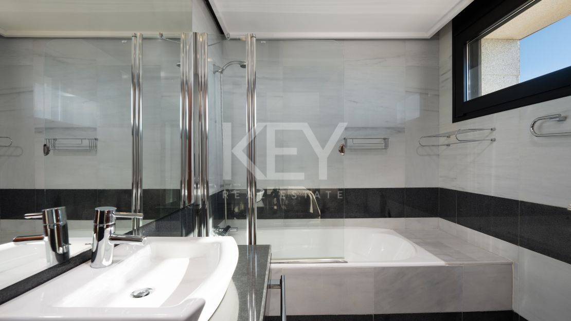 Fantástica villa con vistas panorámicas al mar en Los Altos de los Monteros, Marbella