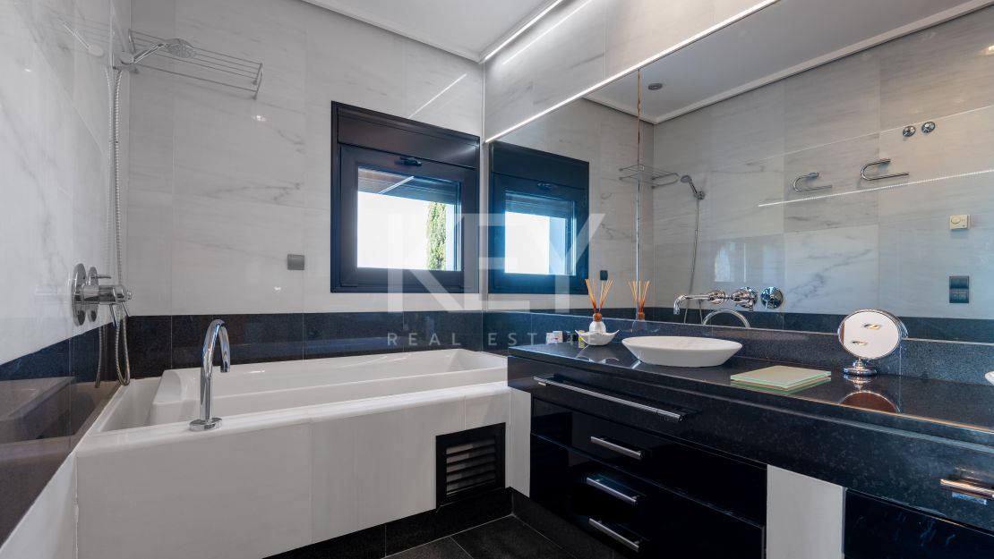 Fantástica villa con vistas panorámicas al mar en Los Altos de los Monteros, Marbella