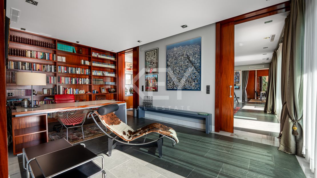 Fantástica villa con vistas panorámicas al mar en Los Altos de los Monteros, Marbella