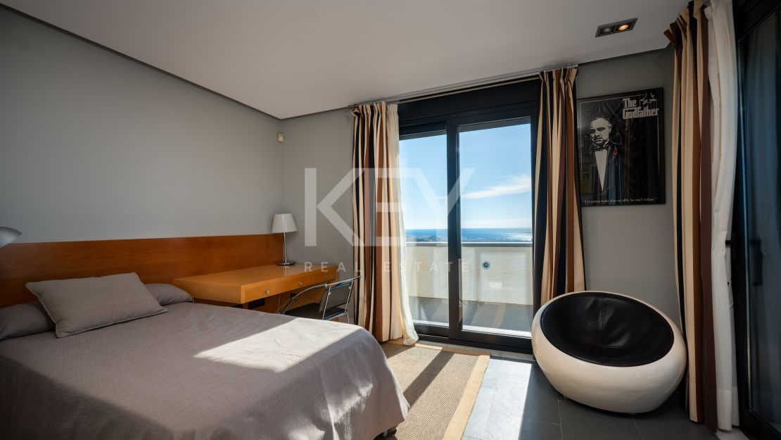 Fantástica villa con vistas panorámicas al mar en Los Altos de los Monteros, Marbella