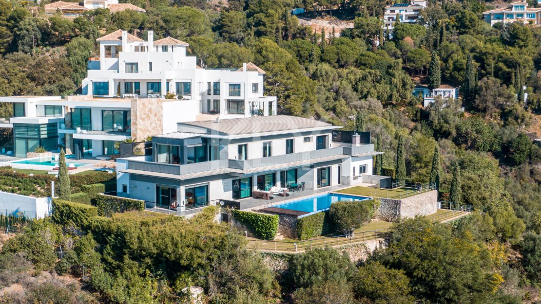 Fantástica villa con vistas panorámicas al mar en Los Altos de los Monteros, Marbella