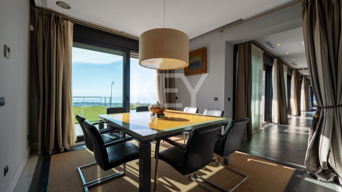 Fantástica villa con vistas panorámicas al mar en Los Altos de los Monteros, Marbella