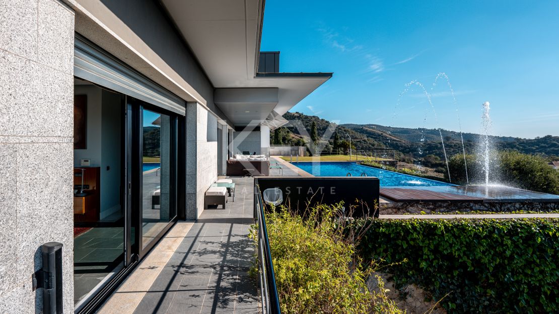 Fantástica villa con vistas panorámicas al mar en Los Altos de los Monteros, Marbella