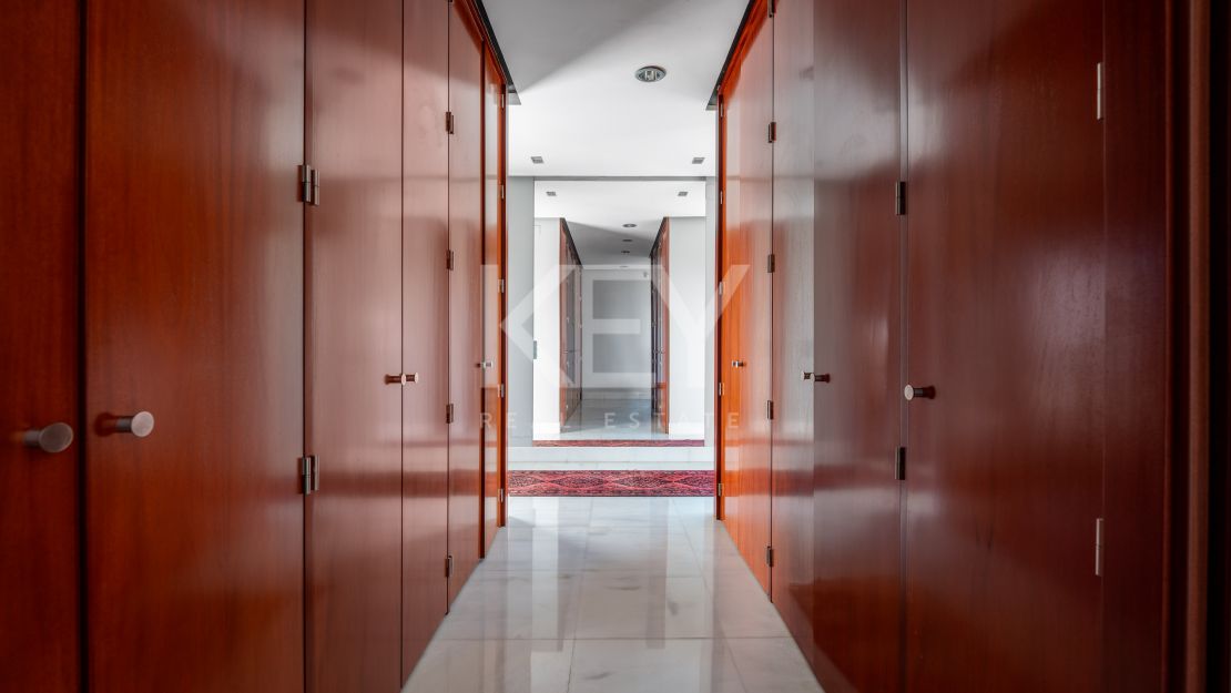 Fantástica villa con vistas panorámicas al mar en Los Altos de los Monteros, Marbella