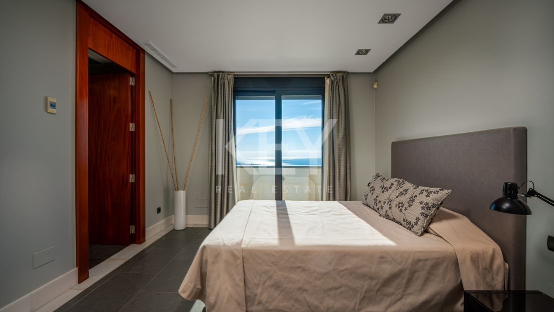 Fantástica villa con vistas panorámicas al mar en Los Altos de los Monteros, Marbella