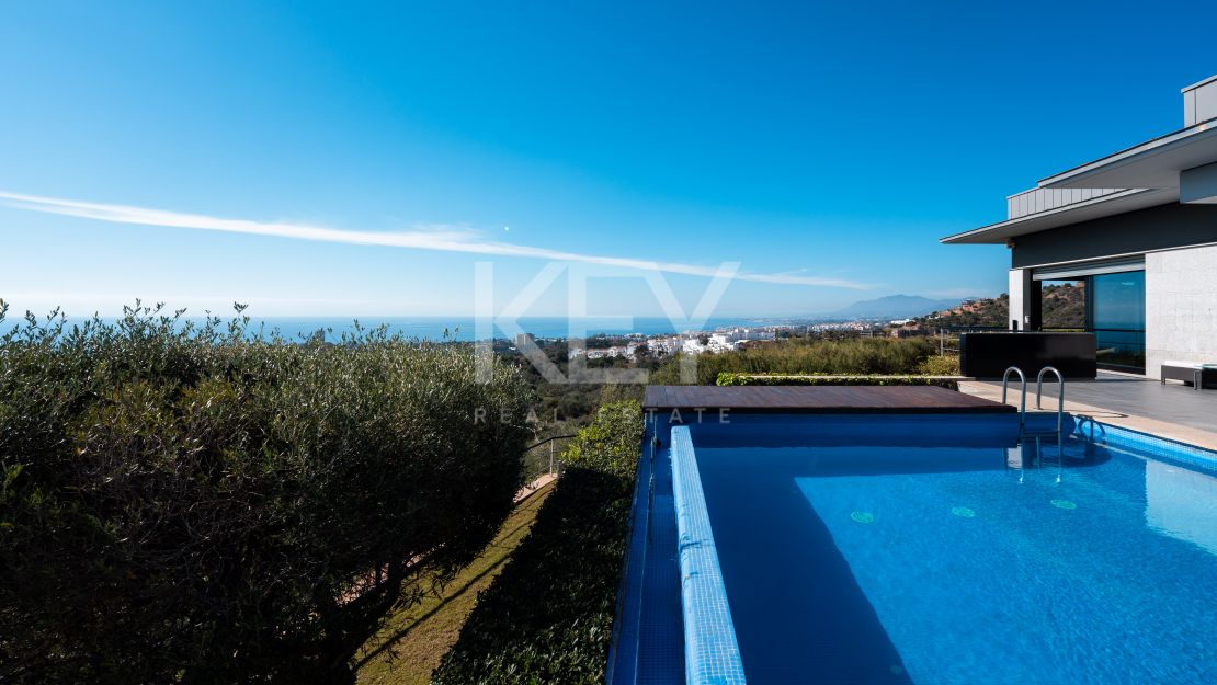 Fantástica villa con vistas panorámicas al mar en Los Altos de los Monteros, Marbella