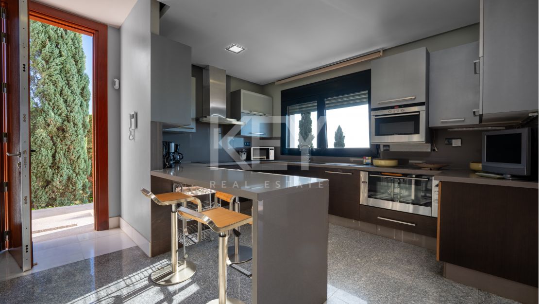 Fantástica villa con vistas panorámicas al mar en Los Altos de los Monteros, Marbella