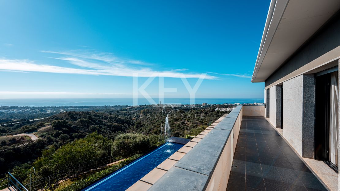Fantástica villa con vistas panorámicas al mar en Los Altos de los Monteros, Marbella