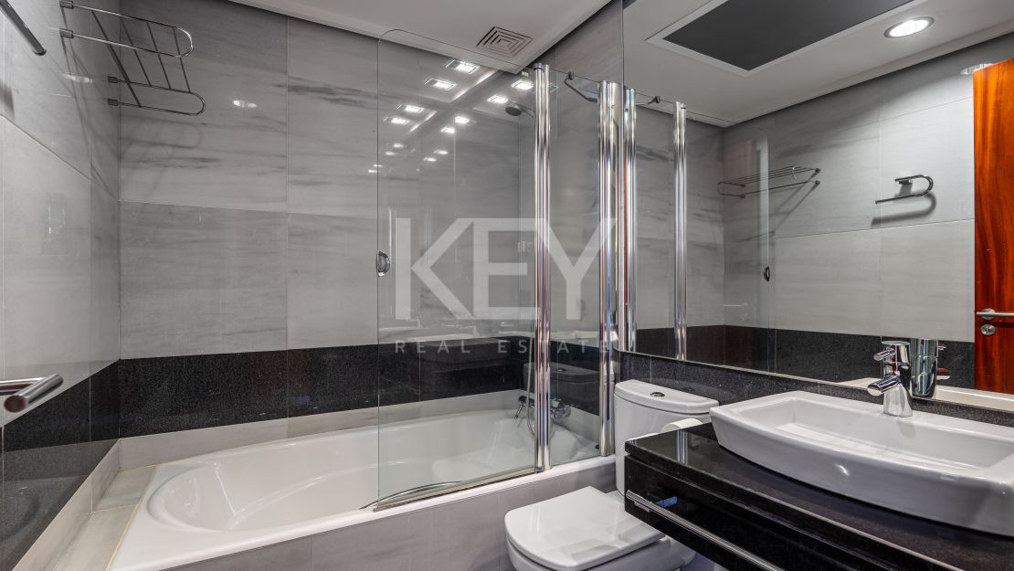 Fantástica villa con vistas panorámicas al mar en Los Altos de los Monteros, Marbella