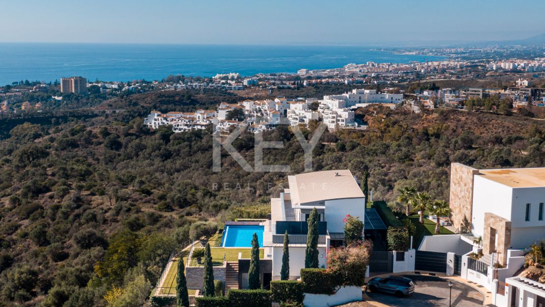 Fantástica villa con vistas panorámicas al mar en Los Altos de los Monteros, Marbella