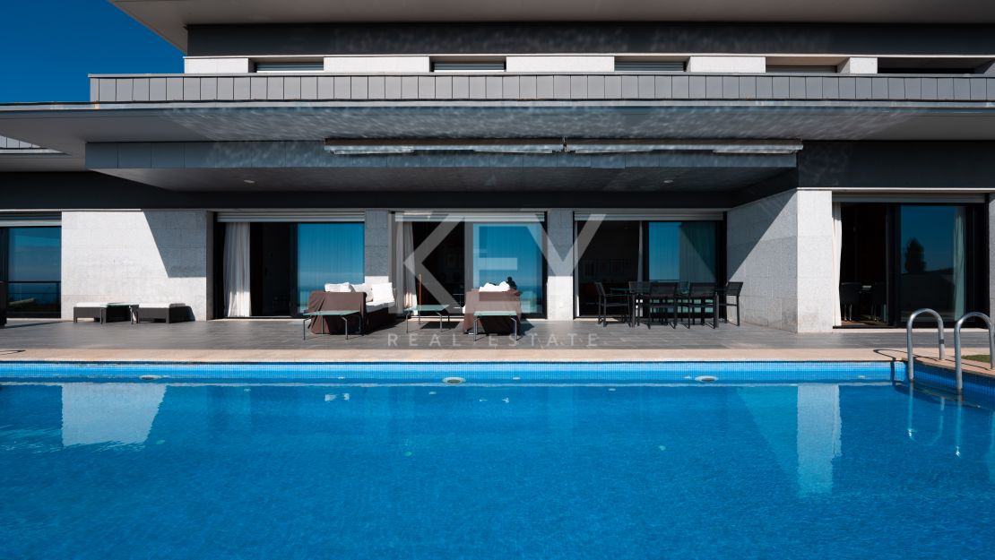 Fantástica villa con vistas panorámicas al mar en Los Altos de los Monteros, Marbella