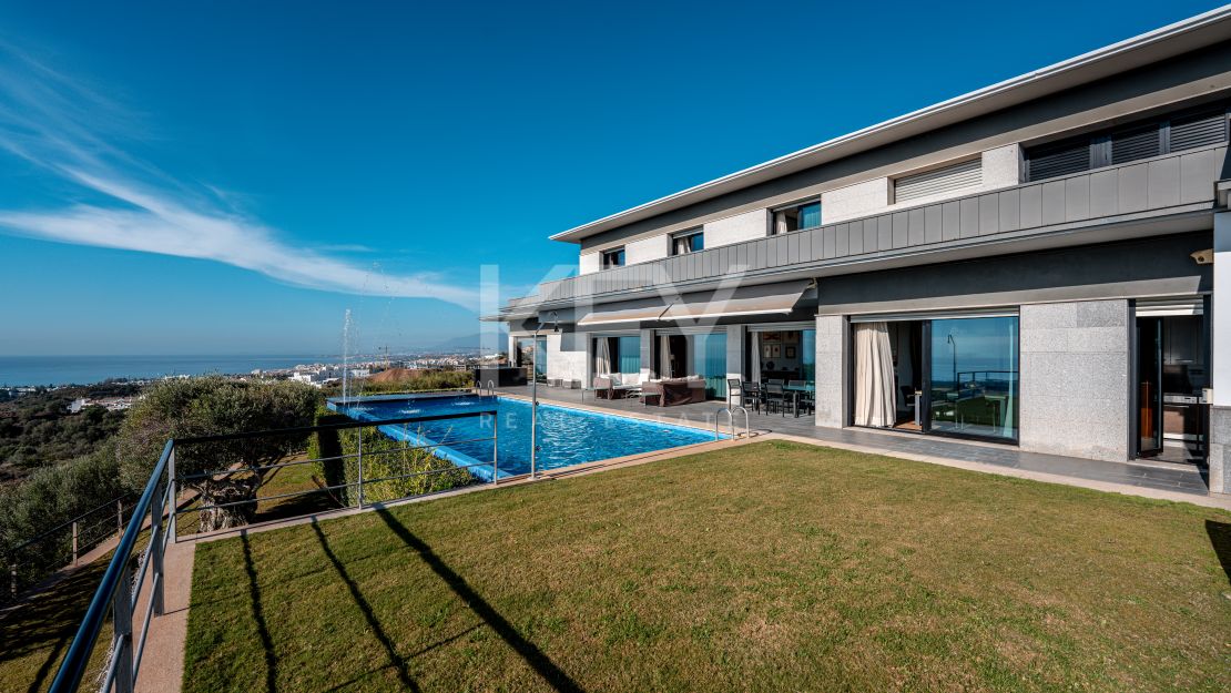 Fantástica villa con vistas panorámicas al mar en Los Altos de los Monteros, Marbella