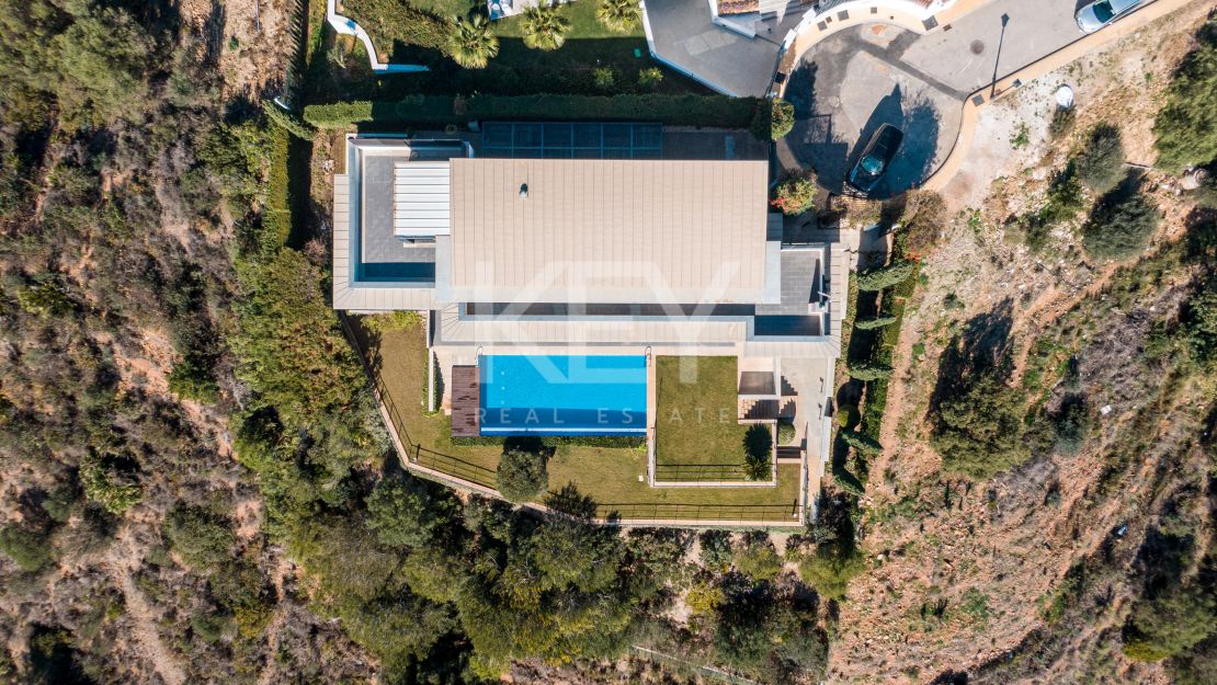 Fantástica villa con vistas panorámicas al mar en Los Altos de los Monteros, Marbella