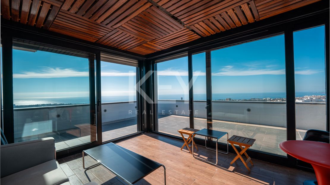 Fantástica villa con vistas panorámicas al mar en Los Altos de los Monteros, Marbella