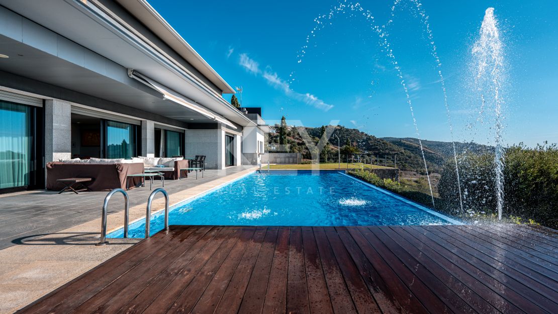 Fantástica villa con vistas panorámicas al mar en Los Altos de los Monteros, Marbella