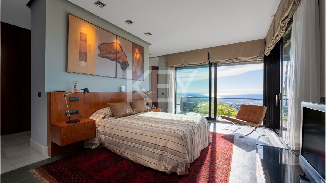 Fantástica villa con vistas panorámicas al mar en Los Altos de los Monteros, Marbella