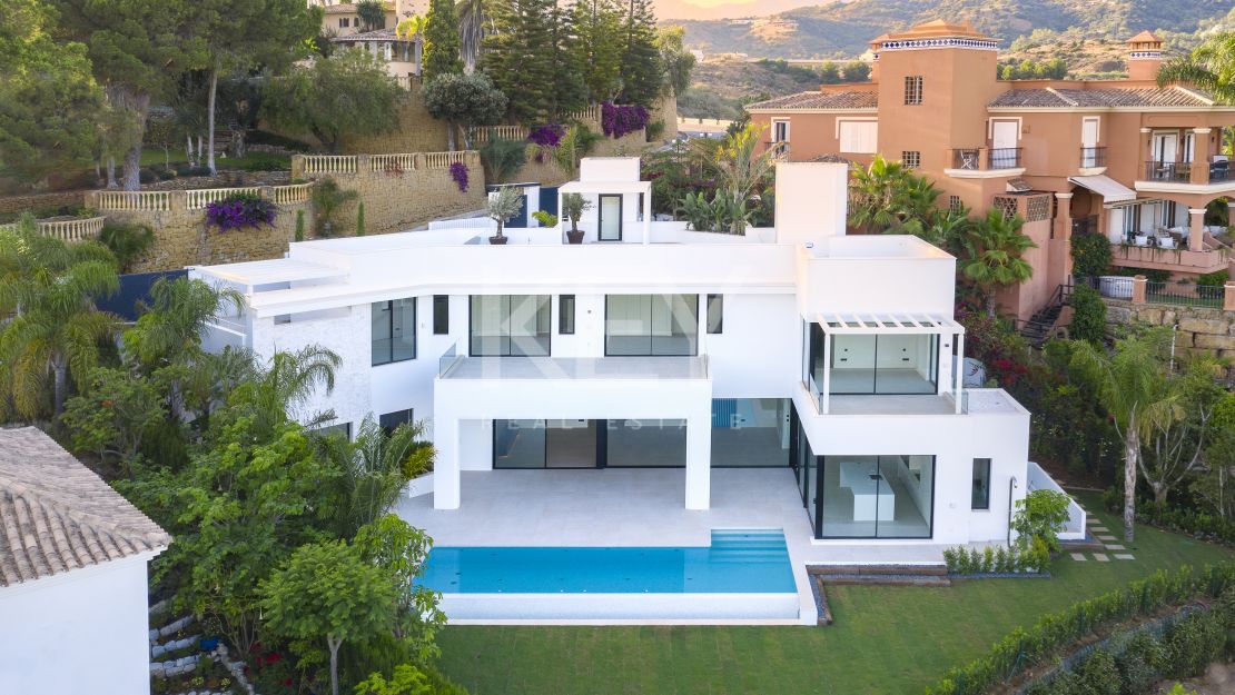 Modern Villa with panoramic sea views in Rio Real, Marbella East