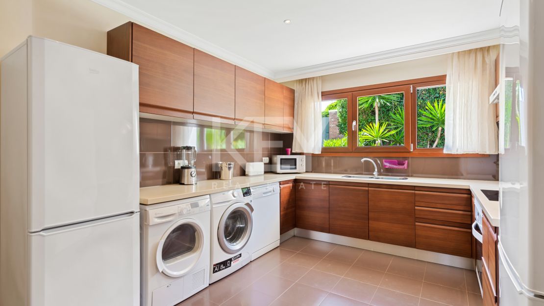 Villa Bianca: Family-Friendly Beachside Villa for Short-Term Rent in Puerto Banús, Marbella