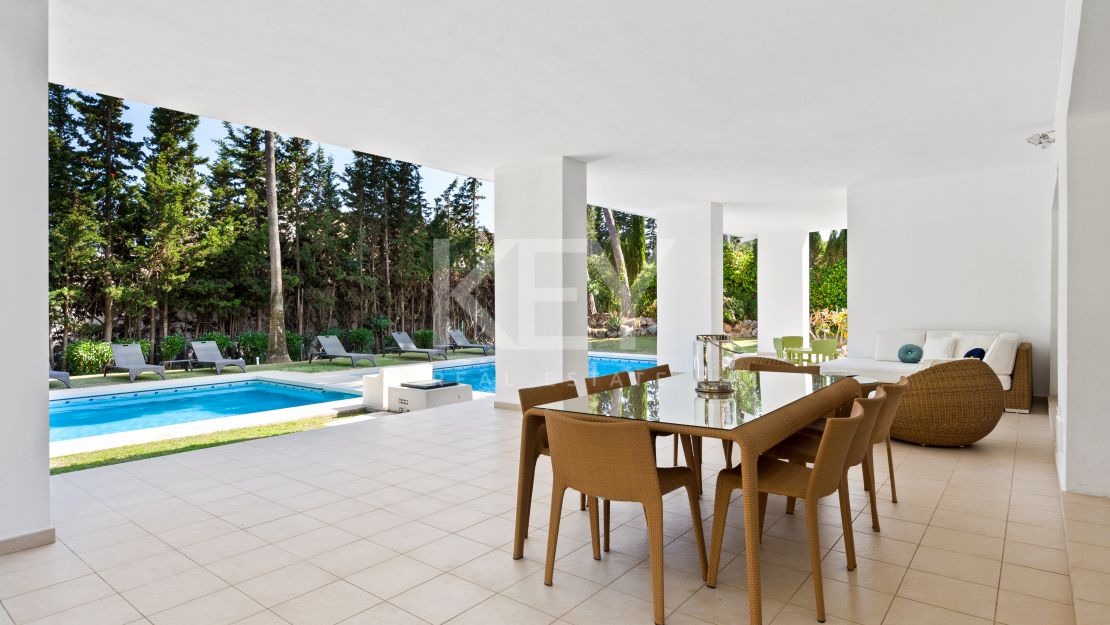 Villa Bianca: Family-Friendly Beachside Villa for Short-Term Rent in Puerto Banús, Marbella