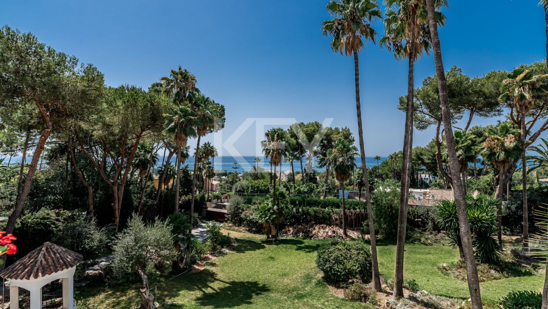 Opportunity! Sea views villa in Golden Mile, Marbella