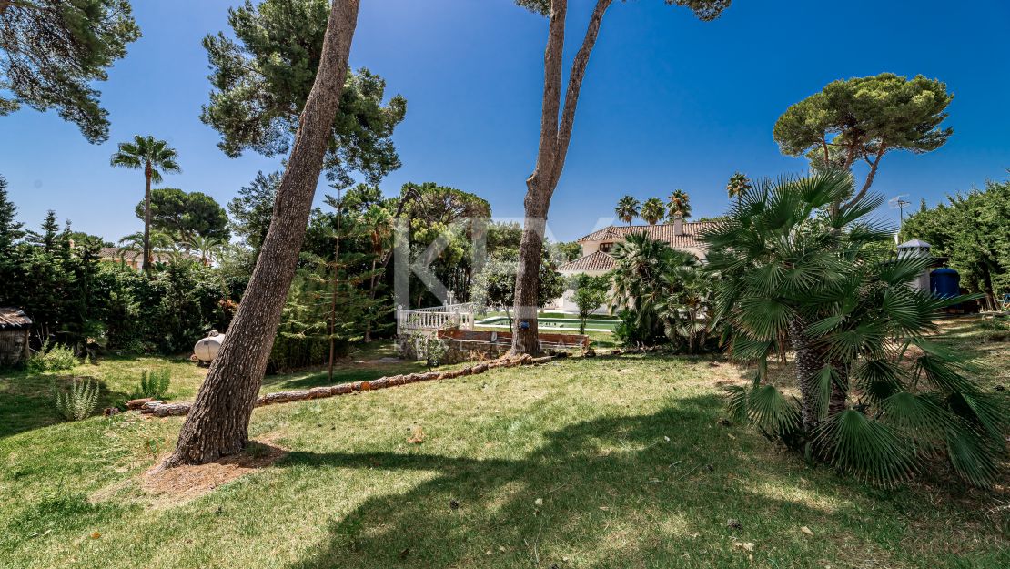 Opportunity! Sea views villa in Golden Mile, Marbella