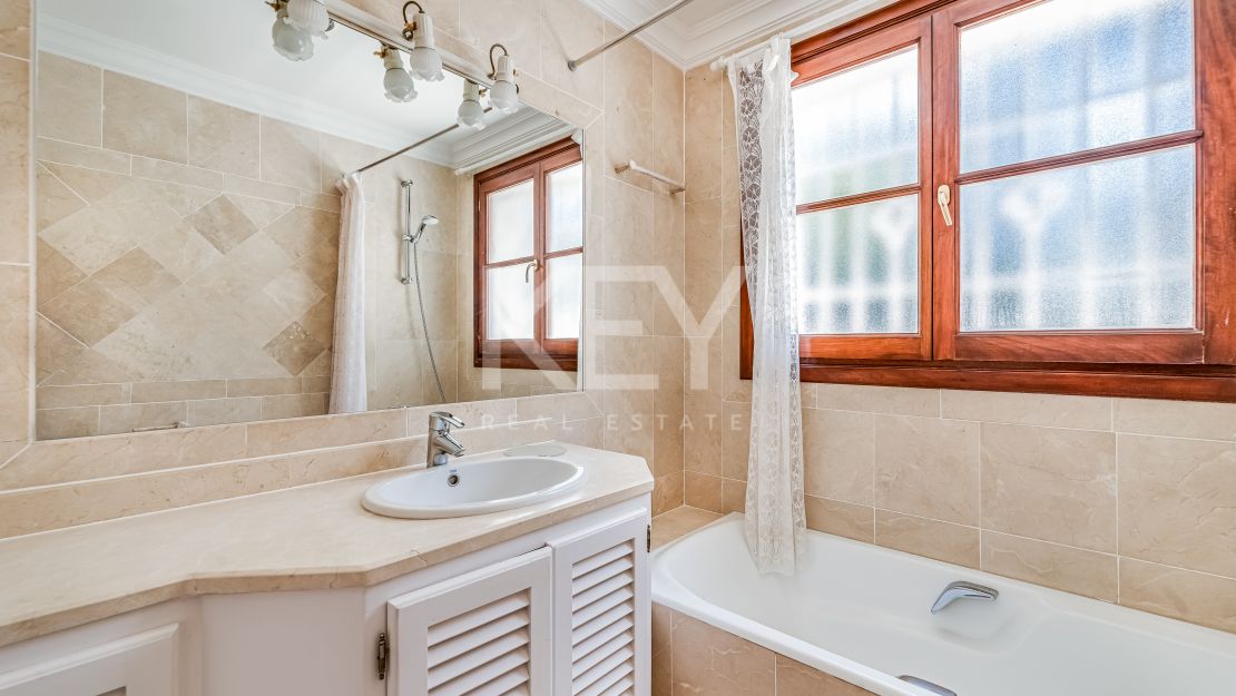 Opportunity! Sea views villa in Golden Mile, Marbella