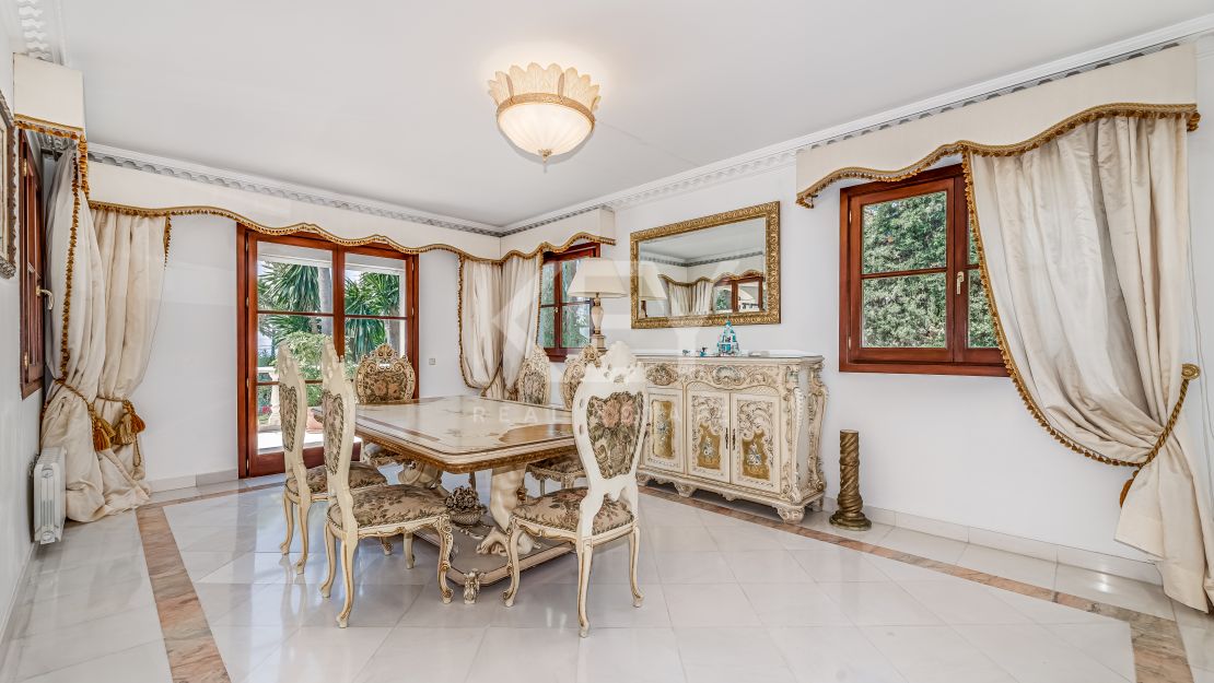 Opportunity! Sea views villa in Golden Mile, Marbella