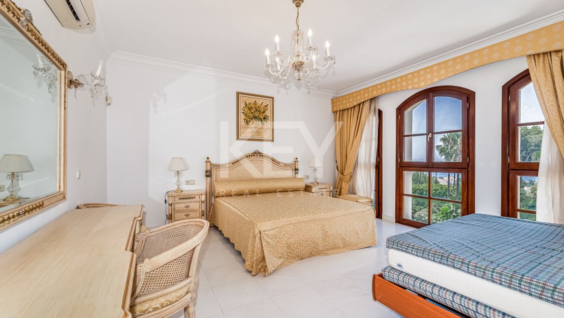 Opportunity! Sea views villa in Golden Mile, Marbella