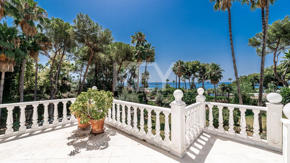 Opportunity! Sea views villa in Golden Mile, Marbella