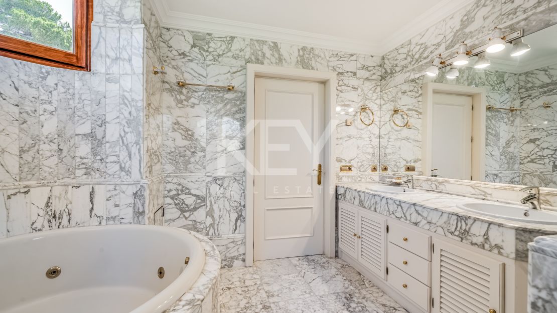 Opportunity! Sea views villa in Golden Mile, Marbella