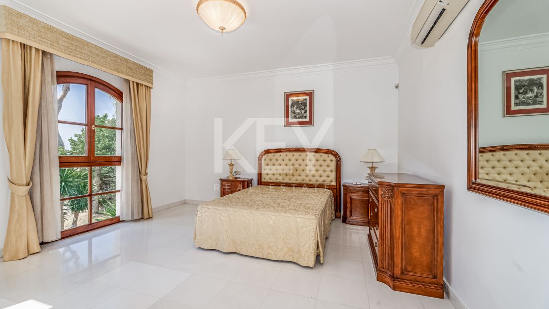 Opportunity! Sea views villa in Golden Mile, Marbella