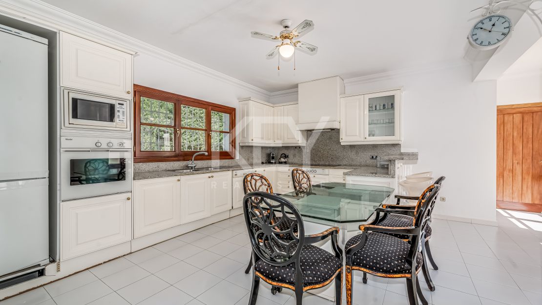 Opportunity! Sea views villa in Golden Mile, Marbella