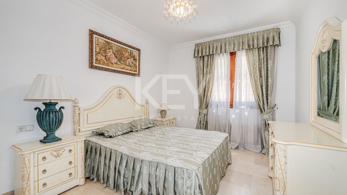 Opportunity! Sea views villa in Golden Mile, Marbella