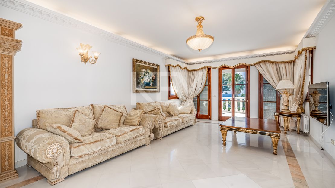 Opportunity! Sea views villa in Golden Mile, Marbella
