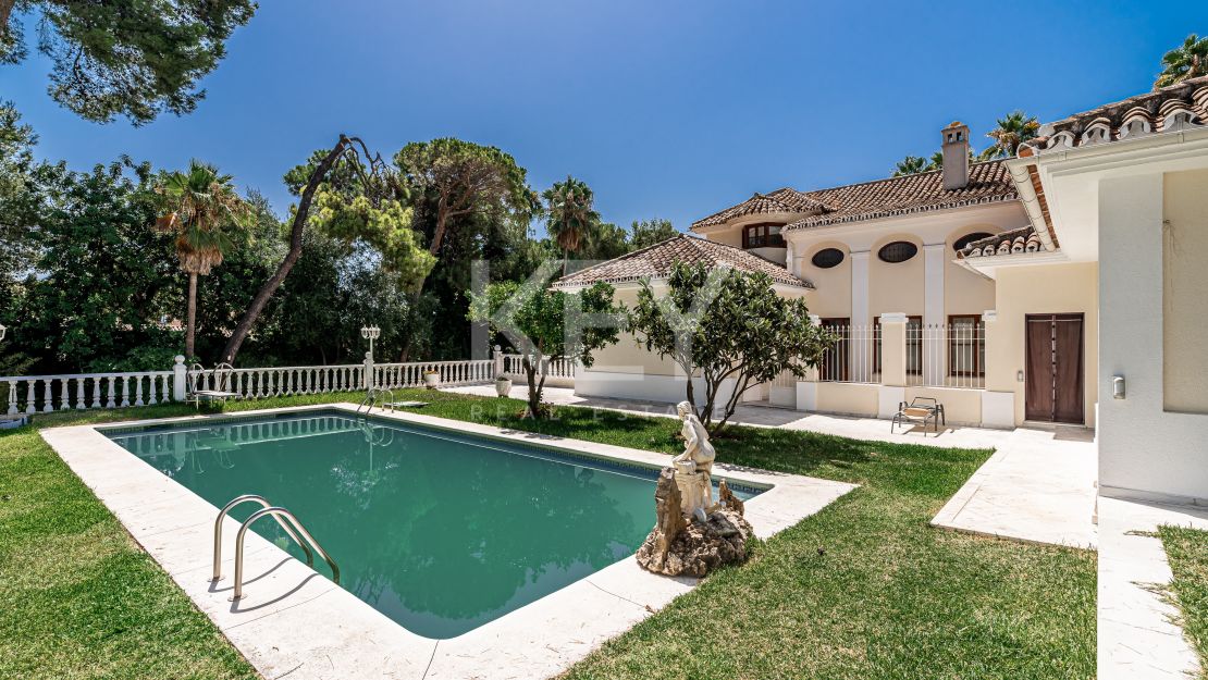 Opportunity! Sea views villa in Golden Mile, Marbella