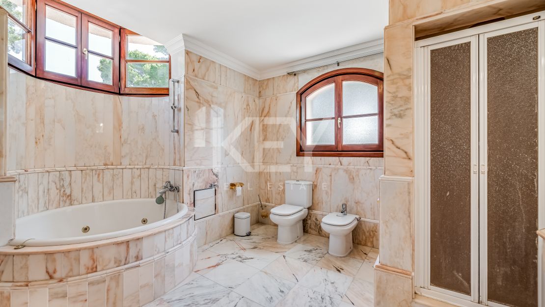 Opportunity! Sea views villa in Golden Mile, Marbella