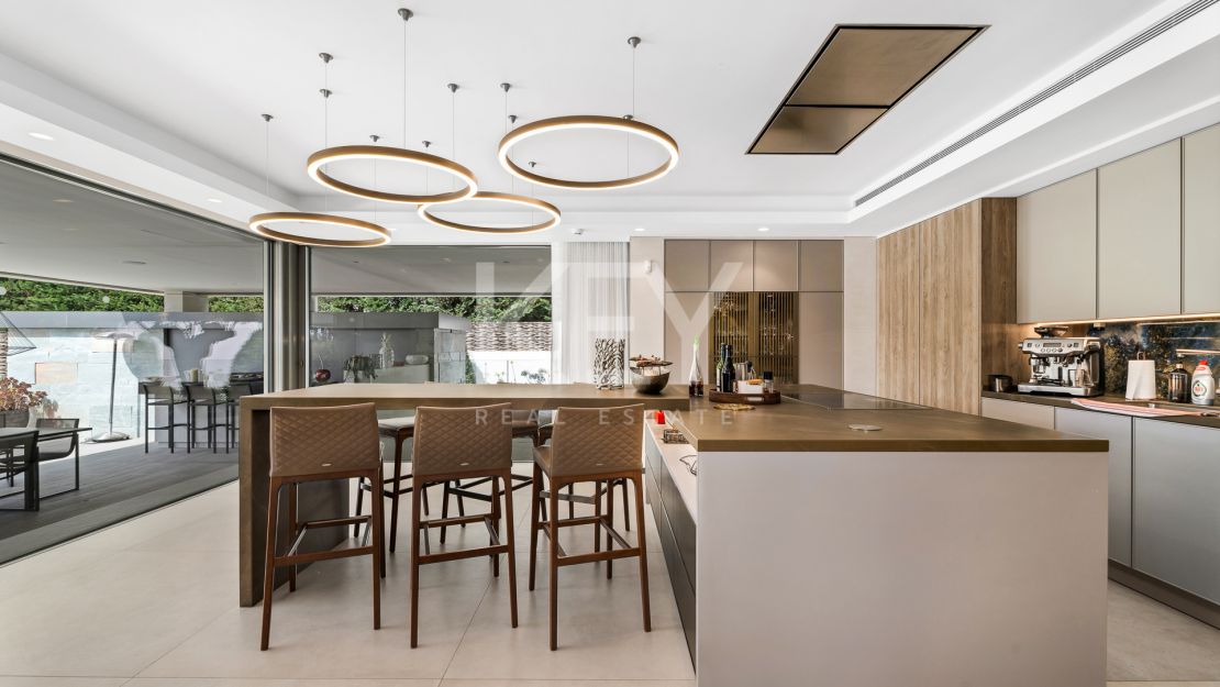 VILLA AMELIE: Luxurious beachside villa in Golden Mile, Marbella
