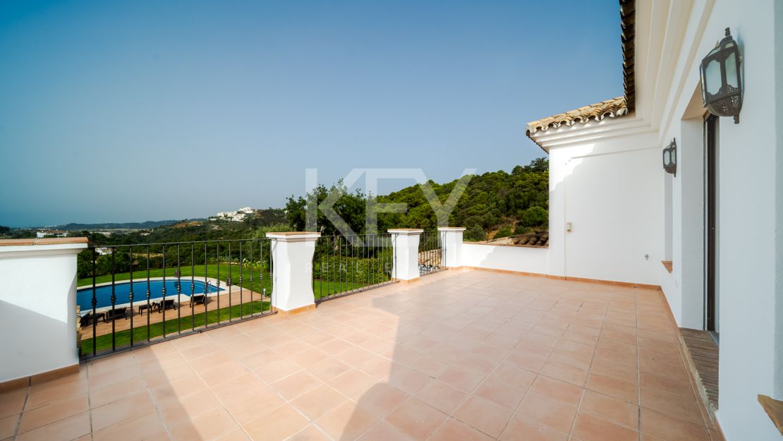 Spectacular 5-bedroom villa with panoramic sea views