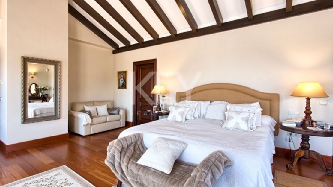 Spectacular 5-bedroom villa with panoramic sea views