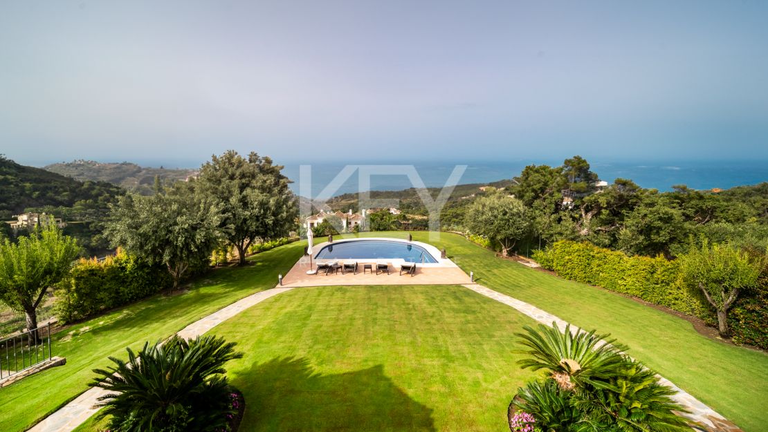 Spectacular 5-bedroom villa with panoramic sea views