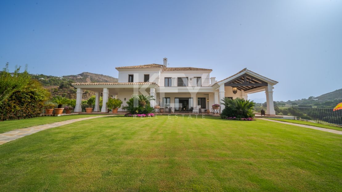 Spectacular 5-bedroom villa with panoramic sea views