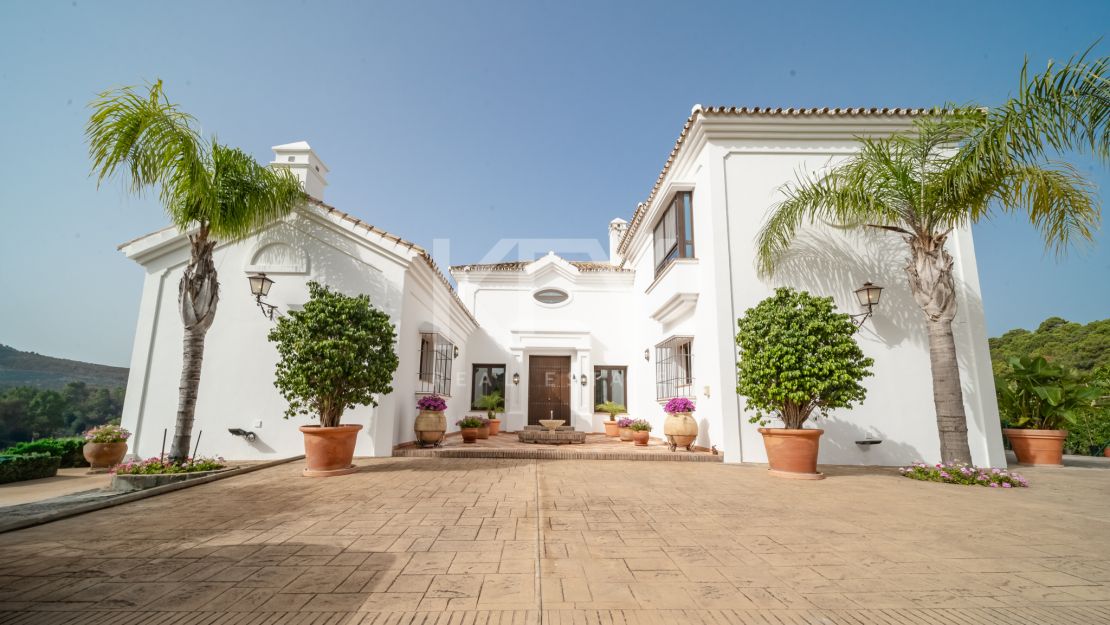 Spectacular 5-bedroom villa with panoramic sea views