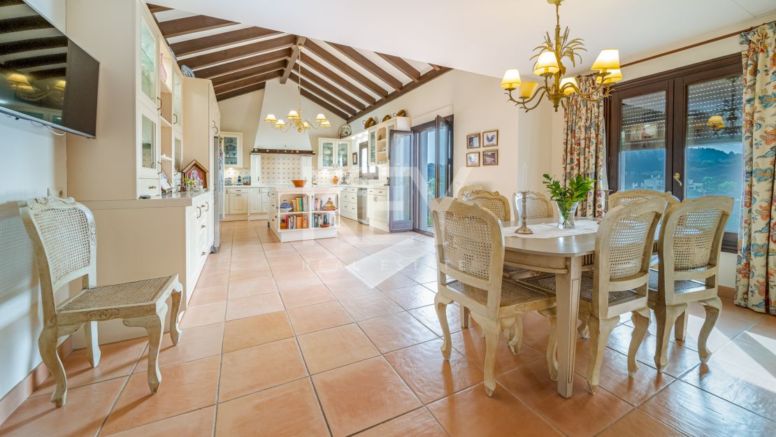 Spectacular 5-bedroom villa with panoramic sea views