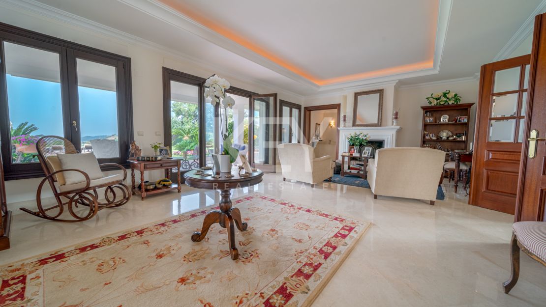 Spectacular 5-bedroom villa with panoramic sea views