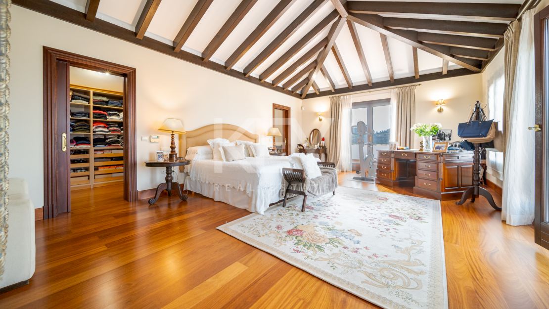 Spectacular 5-bedroom villa with panoramic sea views