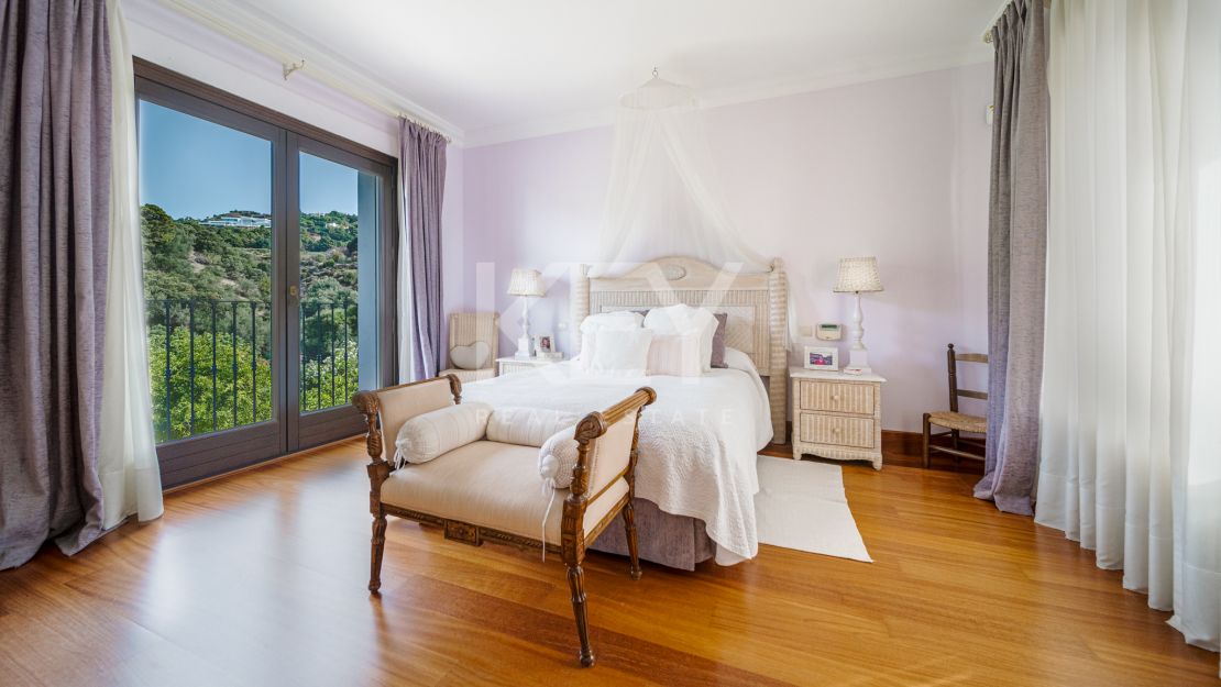 Spectacular 5-bedroom villa with panoramic sea views