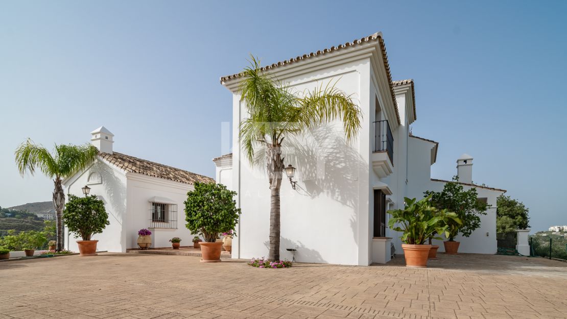 Spectacular 5-bedroom villa with panoramic sea views
