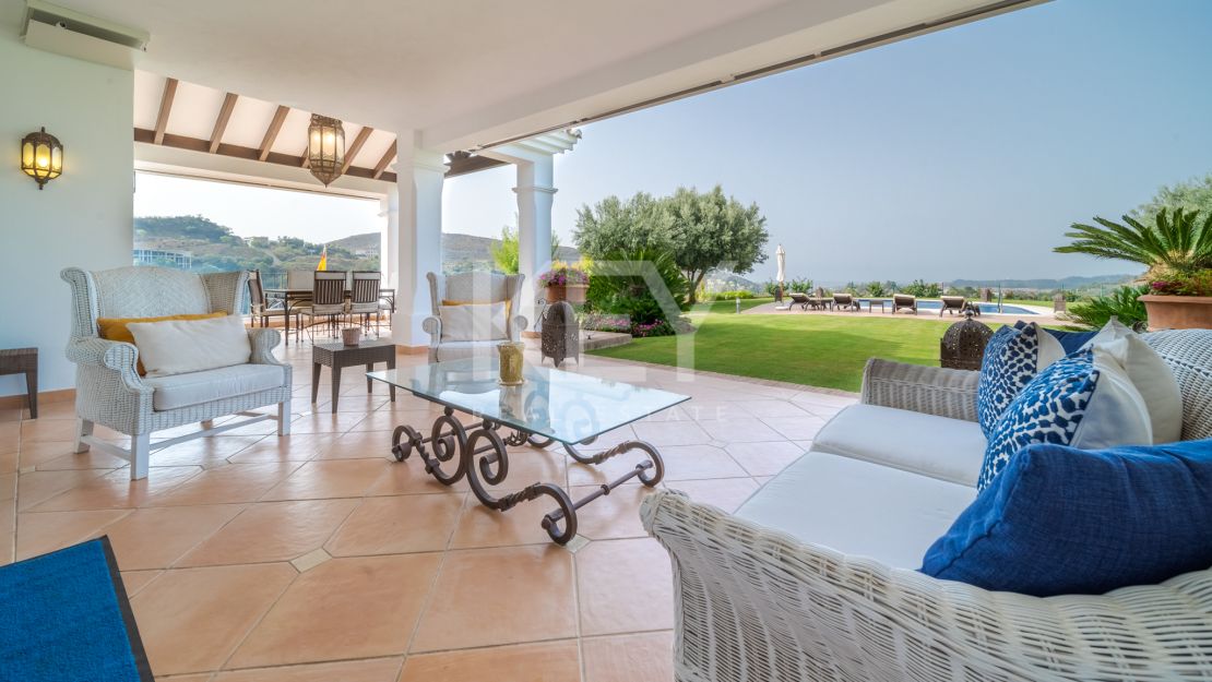 Spectacular 5-bedroom villa with panoramic sea views