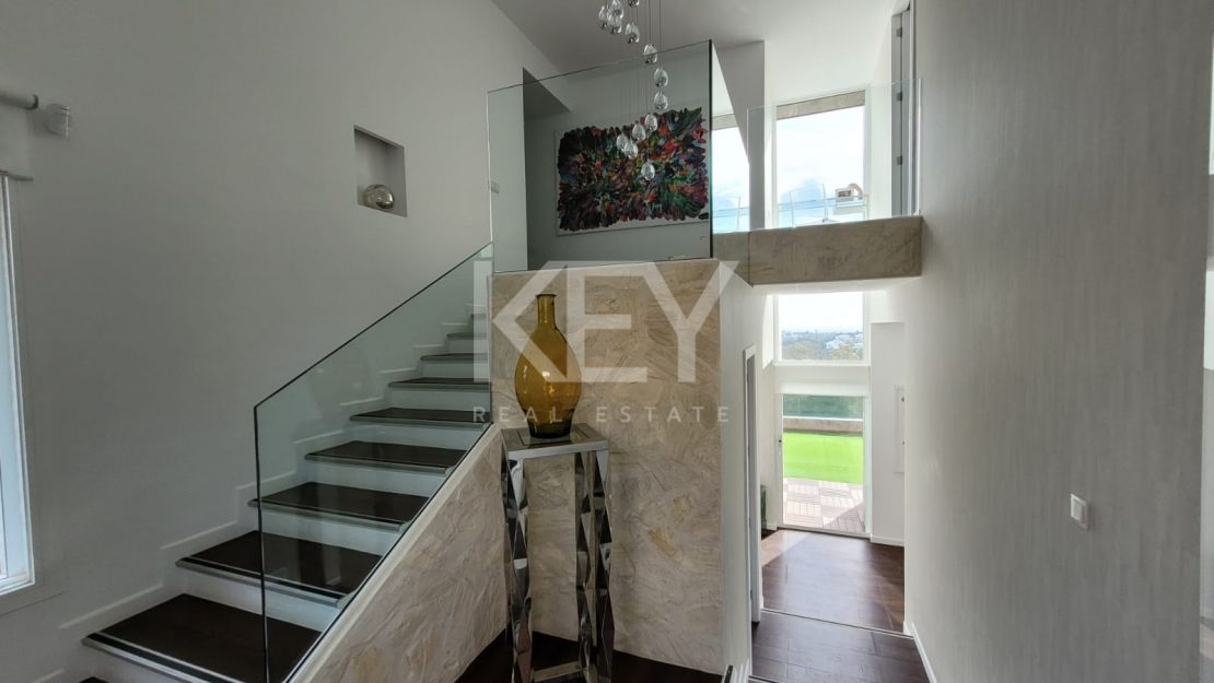 Front line golf villa for sale in La Alquería, Benahavis