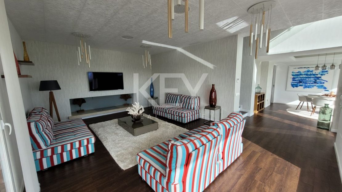 Front line golf villa for sale in La Alquería, Benahavis
